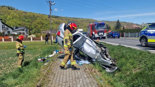 Wypadek na DW 975 w Sukmaniu. Auto dachowało, jedna osoba ranna