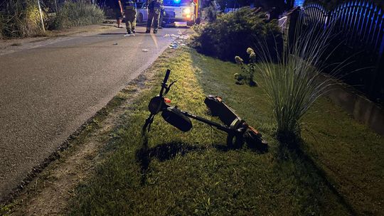 Wypadek na hulajnogach w Rzuchowej. Dwaj mężczyźni poszkodowani, jeden w stanie ciężkim
