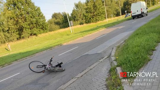 Wypadek na Jana Pawła II w Tarnowie. Rowerzystką zabrana do szpitala