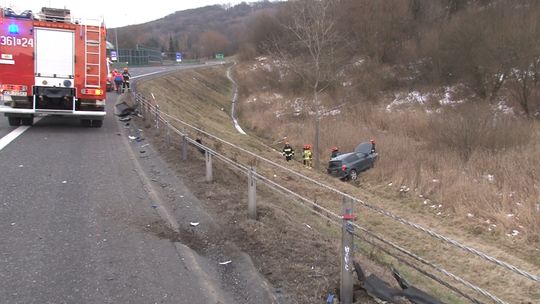 Wypadek na obwodnicy Tarnowa. Jeden z samochodów wpadł do rowu