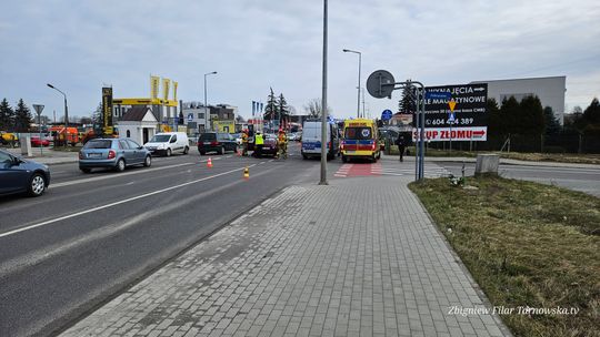 Wypadek na ul. Krakowskiej w Tarnowie. Jeden z samochodów wpadł w ogrodzenie