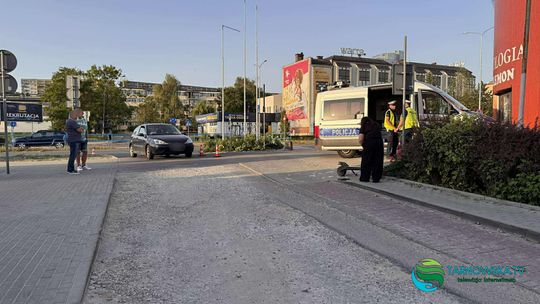 Wypadek na ul. Ochronek w Tarnowie przy udziale hulajnogi i samochodu osobowego. Nastolatek w szpitalu