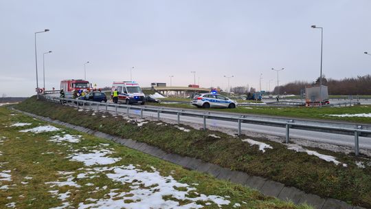 Wypadek przy wyjeździe z Tarnowa. Kierująca uderzyła w bariery