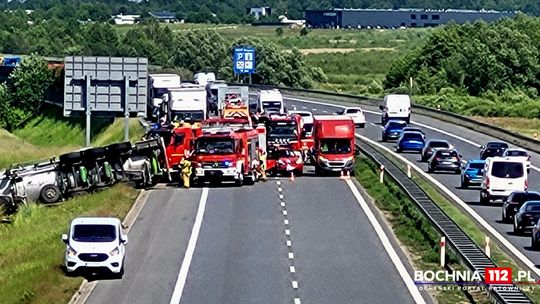 Wypadek samochodu ciężarowego i osobowego na autostradzie pod Bochnią. Samochód ciężarowy będzie podniesiony w nocy Wypadek samochodu ciężarowego i osobowego na autostradzie pod Bochnią. Samochód ciężarowy będzie podniesiony w nocy
