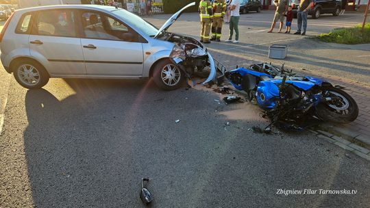 Wypadek samochodu osobowego i motocykla w Skrzyszowie. Motocyklista zabrany do szpitala