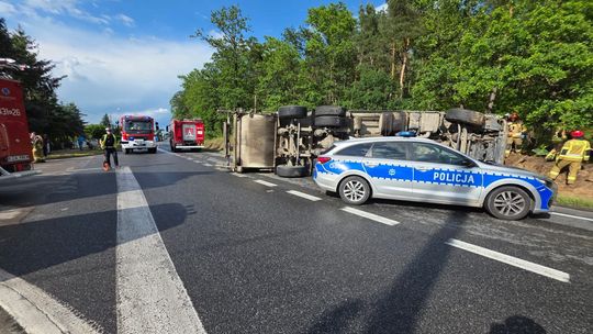 Wypadek śmieciarki na DK 73 w Szczucinie. Dwie osoby poszkodowane, droga zablokowana