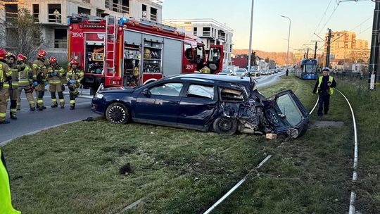 Wypadek w Krakowie. Zderzenie osobówki z tramwajem. Poszkodowana osoba w szpitalu Wypadek w Krakowie. Zderzenie osobówki z tramwajem. Poszkodowana osoba w szpitalu