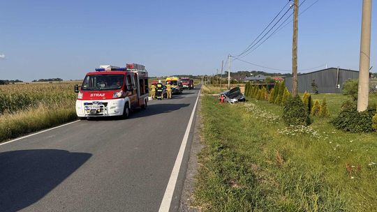 Wypadek w Łukowej. Jeden z samochodów wypadł z drogi. Są poszkodowani