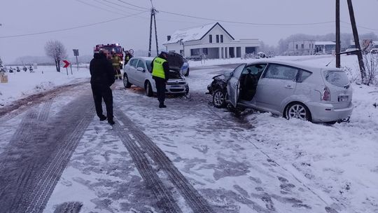 Wypadek w powiecie dąbrowski, trzy osoby trafiły do szpitala
