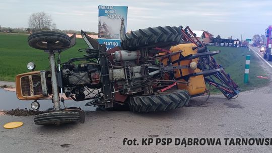 Wypadek w powiecie dąbrowskim. Zderzenie traktora z autem dostawczym