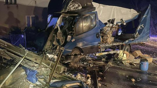 Wypadek w Radomyślu Wielkim. Kierowca uderzył w słup
