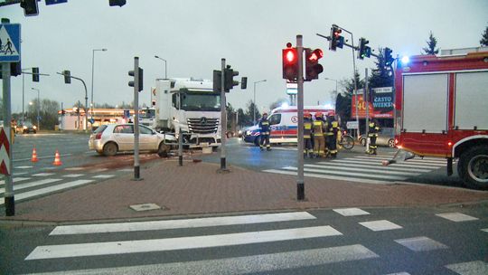 Wypadek w Tarnowie na skrzyżowaniu przy ul. Błonie. Są poszkodowani!