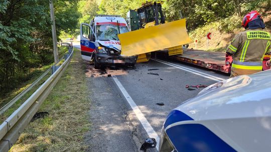 Wypadek z udziałem karetki w Czchowie. 3 osoby poszkodowane