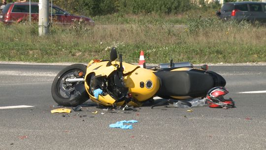 Wypadek z udziałem motocyklisty w Dębinie Łętowskiej.  Jedna osoba została poszkodowana