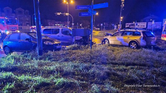 Wypadek z udziałem trzech samochodów w Tarnowie. Jedna osoba trafiła do szpitala