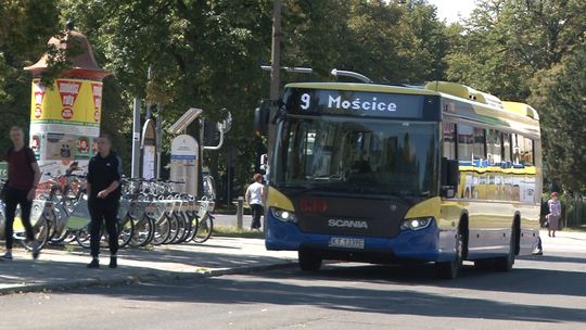 Wzmożone kontrole policji w autobusach i busach. Policjanci sprawdzą czy mieszkańcy podróżują w maseczkach 