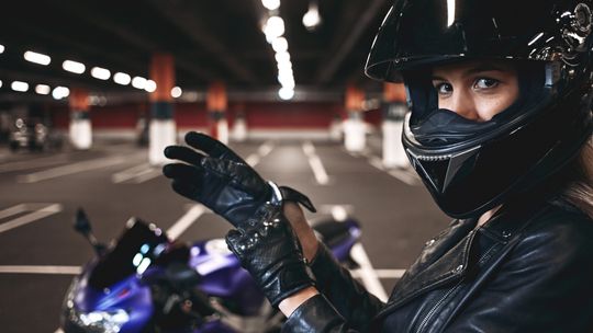 Za małe rękawice motocyklowe? Zobacz, jak skutecznie je rozciągnąć