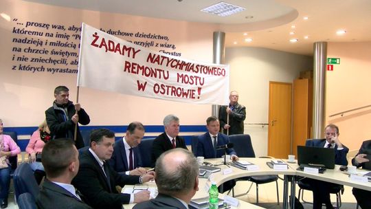 Żądają natychmiastowej naprawy mostu w Ostrowie. Mieszkańcy Wierzchosławic protestowali podczas sesji Rady Powiatu Tarnowskiego