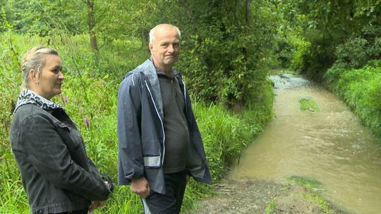 Zamiast drogi jest rzeka – mieszkańcy Grabna od lat proszą o budowę drogi dojazdowej do swoich domów. Burmistrz Wojnicza: "Na prawdę tym ludziom współczuję"