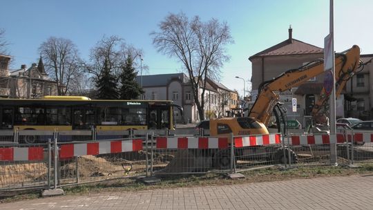 Zamknięty odcinek drogi i zmiana organizacji ruchu na skrzyżowaniu. Trwa remont newralgicznej ulicy w Tarnowie 