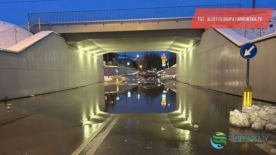 Zamknięty przejazd pod wiaduktem kolejowym na al. Tarnowskich w Tarnowie