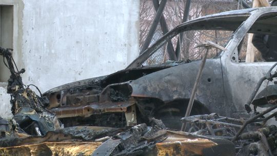 Zapalił się samochód a od niego dom. Strażacy interweniowali w Lichwinie
