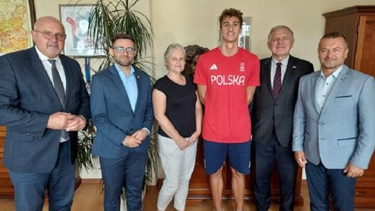 Zarząd powiatu pogratulował olimpijczykowi sukcesu