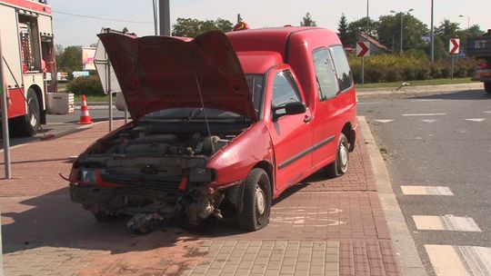 Zasłabł i przejechał prosto przez rondo