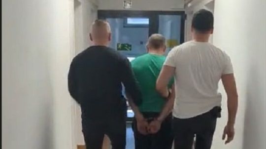 Zatrzymany 37-latek poszukiwany listem gończym. W mieszkaniu ujawniono narkotyki Zatrzymany 37-latek poszukiwany listem gończym. W mieszkaniu ujawniono narkotyki