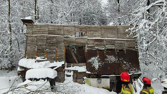 Zawalony budynek stodoły w Białej Wyżnej wewnątrz były zwierzęta. Pod śniegiem zawaliły się hale namiotowe w Małopolsce