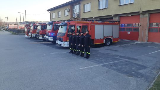 Zawyły syreny w remizach. Strażacy oddali hołd zmarłemu koledze podczas ćwiczeń w Kielcach