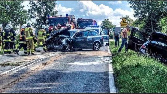 Zborowice. Wypadek samochodów osobowych i ciągnika rolniczego