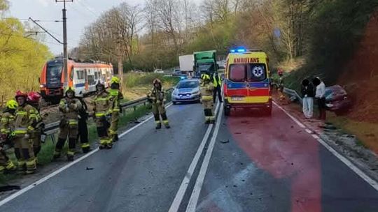 Zdarzenie drogowe na DW977 w Bogoniowicach. Trzy osoby poszkodowane, jedna trafiła do szpitala