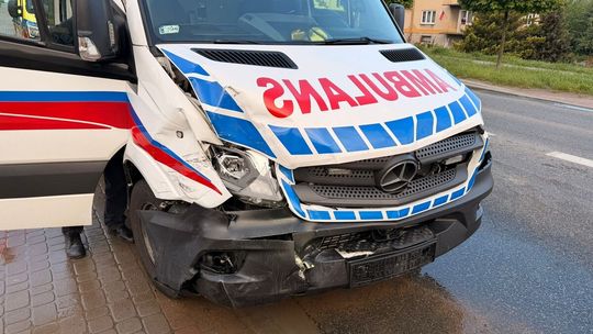 Zdarzenie drogowe z udziałem karetki i osobówki. Są poszkodowani