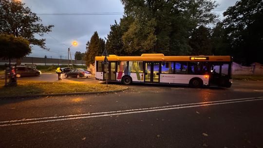 Zderzenie autobusu i osobówki na Tuchowskiej w Tarnowie
