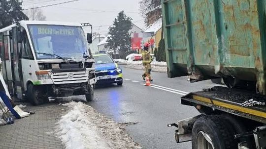 Zderzenie autobusu z samochodem ciężarowym w Bochn