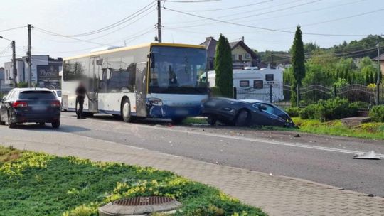 Zderzenie autobusu z samochodem osobowym w Skrzyszowie. Kierowca autobusu ukarany mandatem