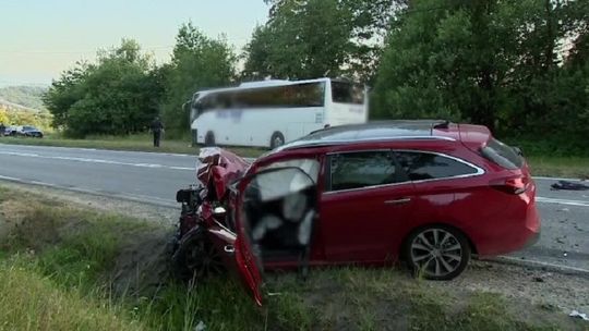 Zderzenie autokaru z samochodem osobowym na zakopiance. Siedem osób rannych