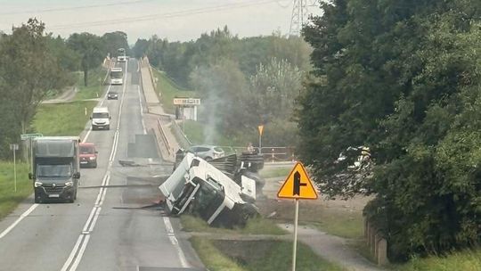 Zderzenie ciężarówki z osobówką na DK73. Dwie osoby poszkodowane