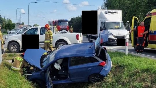 Zderzenie dostawczaka z osobówką w Łęgu Tarnowskim. Jeden samochód wpadł do rowu Zderzenie dostawczaka z osobówką w Łęgu Tarnowskim. Jeden samochód wpadł do rowu