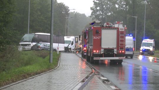 Zderzenie drogowe busa wiozącego dzieci w Nowych Żukowicach