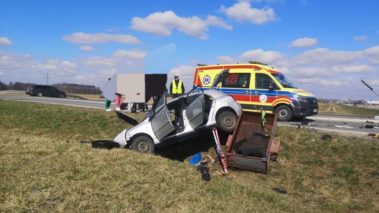 Zderzenie dwóch aut na DW768 w powiecie brzeskim. Trzy osoby ranne