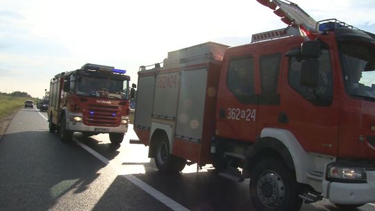 Zderzenie dwóch pojazdów na A4 koło Tarnowa. Jeden z nich wpadł do rowu