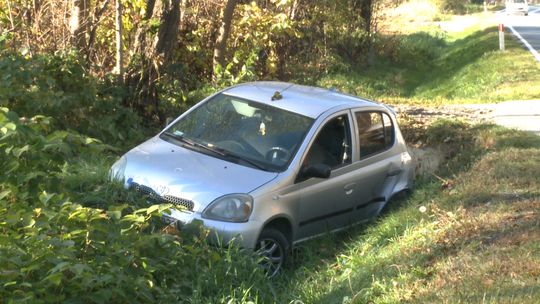 Zderzenie dwóch pojazdów na drodze wojewódzkiej nr 984 w Lisiej Górze. Jeden z nich wpadł do rowu