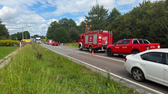 Zderzenie dwóch samochodów na DK73, jeden wpadł do rowu. Wśród uczestników było dwoje dzieci