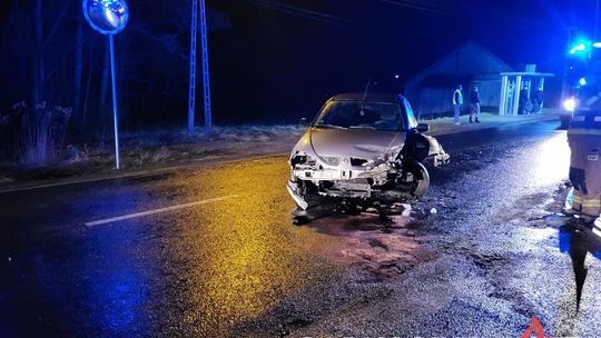 Zderzenie dwóch samochodów na drodze powiatowej w Łękawicy
