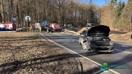 Zderzenie dwóch samochodów na DW 977 w Łękawce