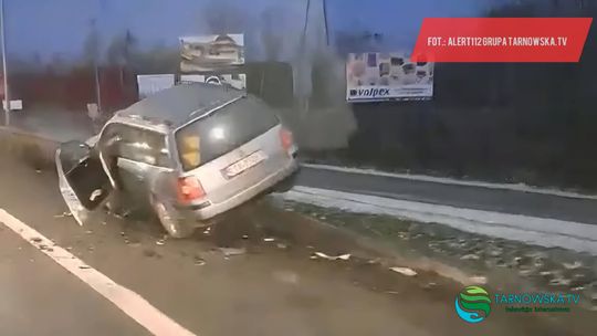 Zderzenie dwóch samochodów na krajowej 94 w Ładnej. Jeden z samochodów na barierach