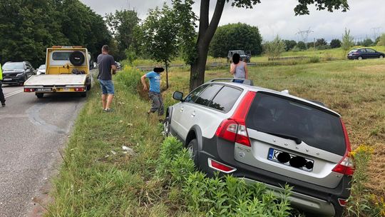 Zderzenie dwóch samochodów na "Polach Klikowskich" w Tarnowie. Volvo zjechało do rowu