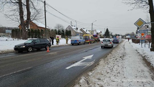 Zderzenie dwóch samochodów na skrzyżowaniu Giełdowej i Mościckiego w Tarnowie. Jedna osoba została przewieziona do szpitala!